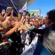 Enfrentamiento entre militantes libertarios y de izquierda durante la visita de Milei a Santa Fe