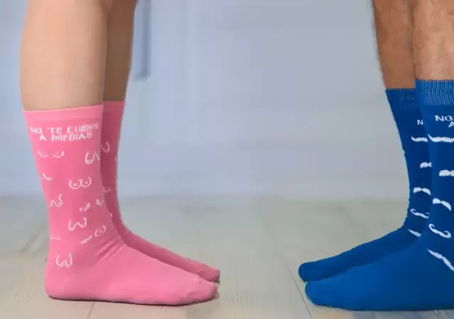 En la nueva campa�a de LALCEC se utilizan medias rosadas y celestes. Foto: web