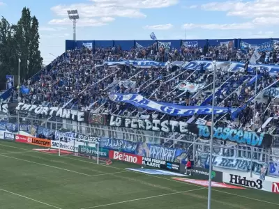 Los hinchas de Godoy Cruz desplegaron una bandera haciendo alusi�n al cl�sico contra independiente Rivadavia/ Foto: Diego Z�rate