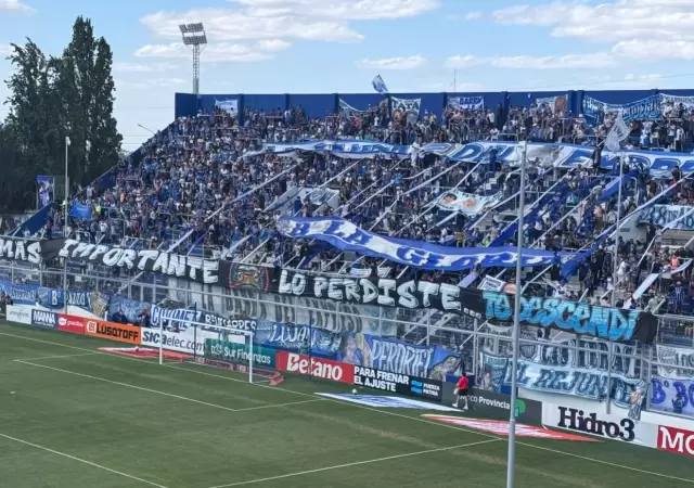 Los hinchas de Godoy Cruz desplegaron una bandera haciendo alusi�n al cl�sico contra independiente Rivadavia/ Foto: Diego Z�rate