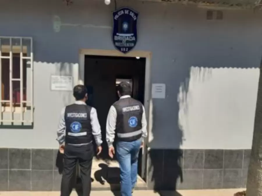 El caso ocurrió en abril. La fiscalía ordenó la detención del oficial a cargo de preservar el dinero.