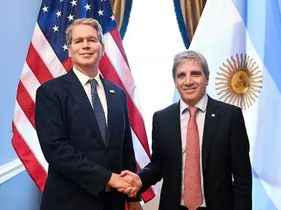 Scott Bessent y Luis Caputo, en el encuentro que mantuvieron este lunes.