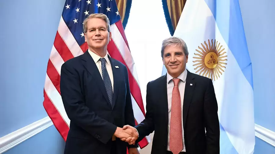Scott Bessent y Luis Caputo, en el encuentro que mantuvieron este lunes.