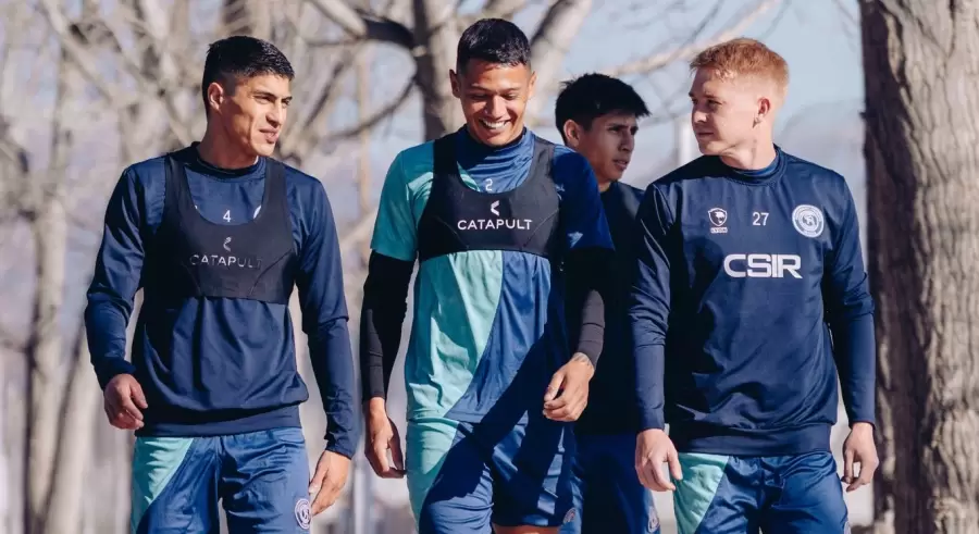 Leonardo Costa (en el medio) volver�a para el cl�sico.