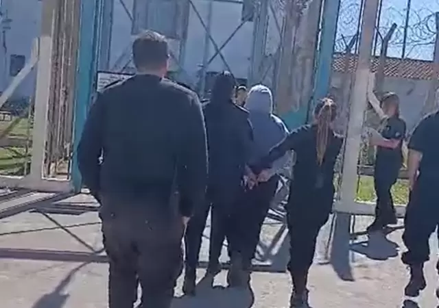 Momentos en que trasladan a Morena Rial al Penal de Magdalena.