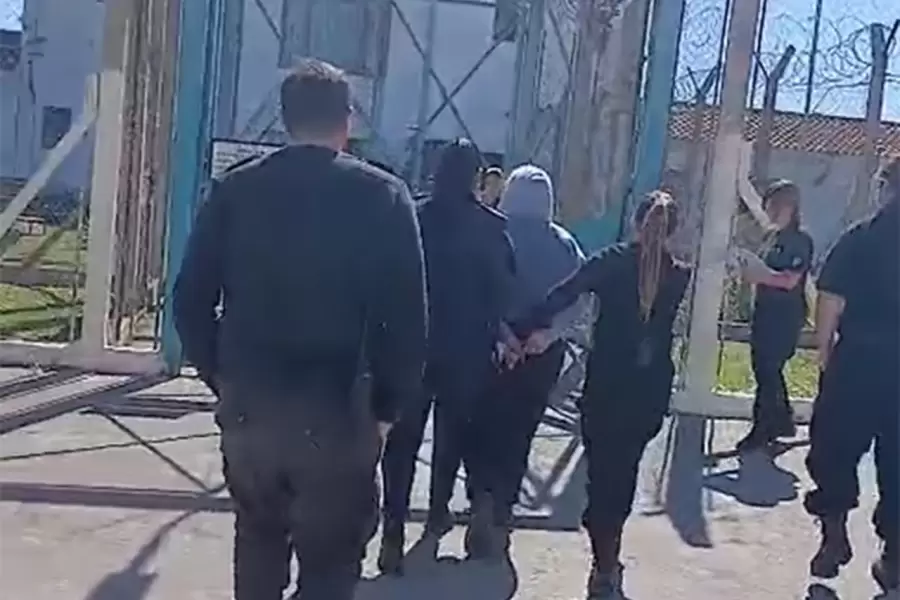 Momentos en que trasladan a Morena Rial al Penal de Magdalena.