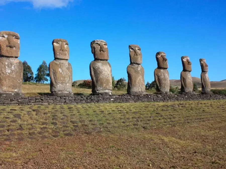 Algunos mo�is han sido restaurados desde 1956, devolviendo algunas plataformas y estatuas a su antiguo esplendor.