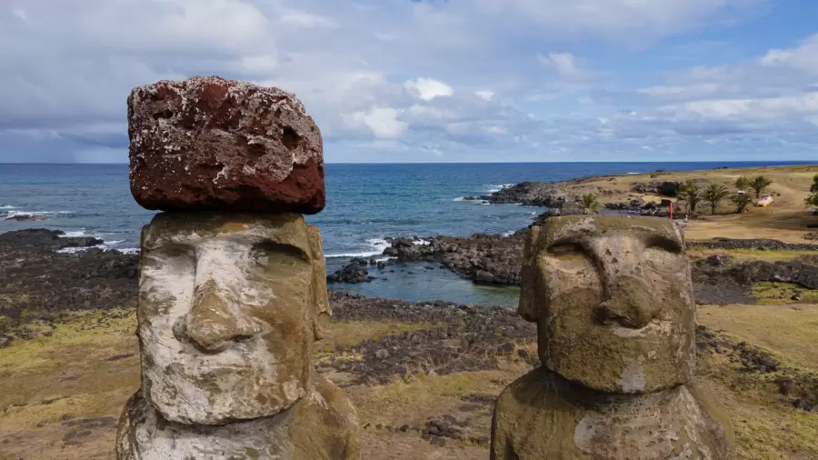La mayor�a de los mo�is estaban originalmente ubicados sobre plataformas ceremoniales, mirando hacia el interior de la isla.
