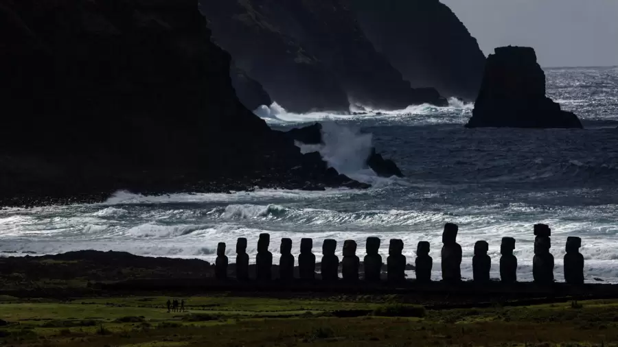 Han soportado siglos, pero la erosi�n y el cambio clim�tico han dejado su huella en los moais de la Isla de Pascua.