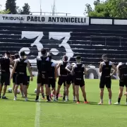 Los hinchas de Gimnasia despidieron al plantel que parti� a Buenos Aires en busca del ascenso