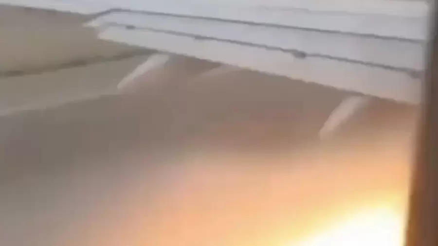 Momentos en que se prende fuego el motor del Boeing de Aerol�neas Argentinas.