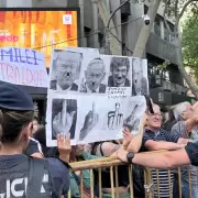 Opositores tras los pasos de Milei en Mendoza: reproches, lanzamiento de objetos e insultos cruzados