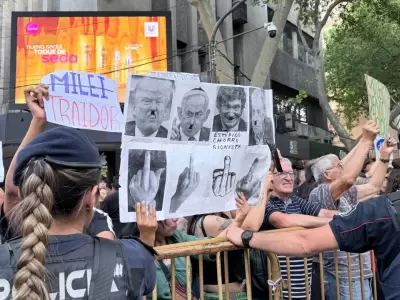 El centro de Mendoza se convulsion� ante la presencia de Milei: banderas, pancartas a favor y carteles en contra se hicieron sentir con fuerza.