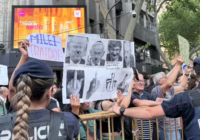 El centro de Mendoza se convulsion� ante la presencia de Milei: banderas, pancartas a favor y carteles en contra se hicieron sentir con fuerza.