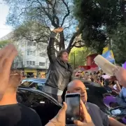 Multitudinaria caminata de Milei en el Kil�metro Cero: v�tores militantes y una oposici�n enardecida