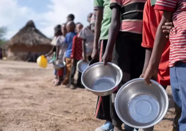 "S�lo en el �ltimo a�o, las guerras provocaron 20 crisis alimentarias en todo el mundo, que afectaron a casi 140 millones de personas".
