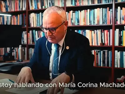 Momentos en que el secretario del Comit� Nobel de Noruega comienza la charla con Corina Machado.