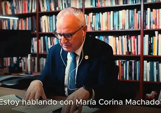 Momentos en que el secretario del Comit� Nobel de Noruega comienza la charla con Corina Machado.