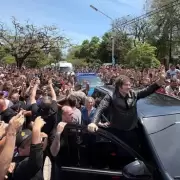 Javier Milei llev� su campa�a a Chaco y fue recibido por una multitud en Resistencia
