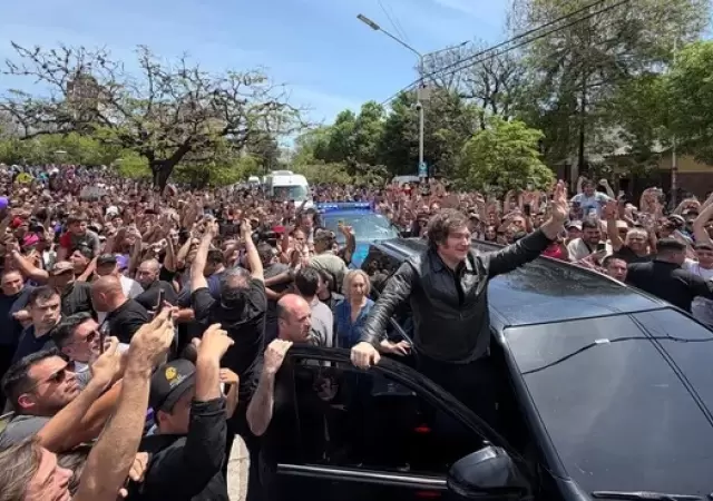 El presidente Javier Milei fue recibido por una multitud en Chaco/ Fuente: Captura de video