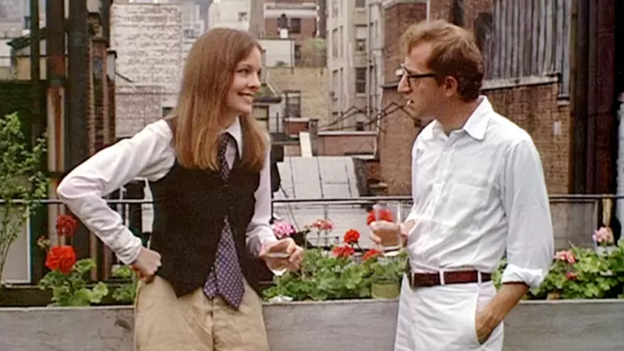 Keaton en su juventud, junto a Woody Allen. (Foto: web)