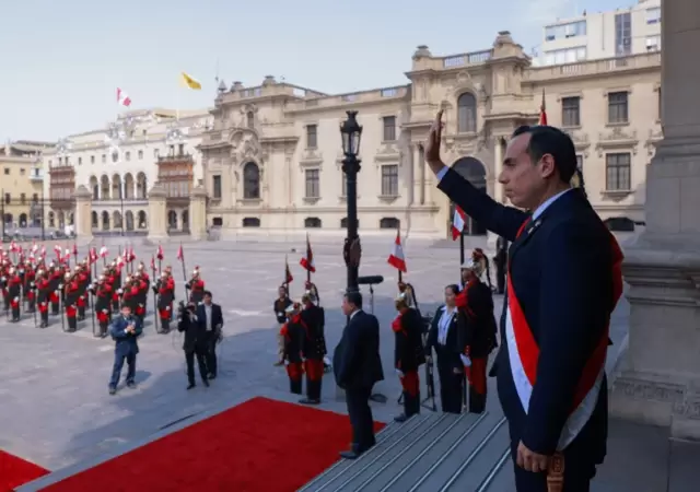 Jer� sale a la explanada del Palacio Presidencial