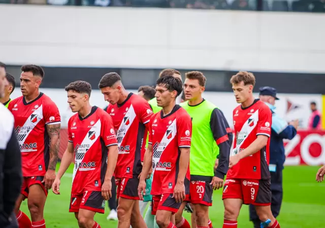 Deportivo Maip� no pudo con Estudiantes de Caseros/ Fotos Manuel Fern�ndez