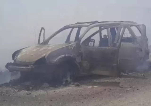 El Toyota Corolla del remisero fue encontrado incendiado/ Fuente: X