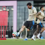 Argentina enfrenta a Puerto Rico: con la presencia de Lionel Messi, pero desde el banco
