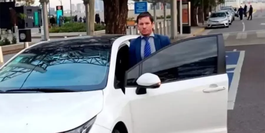 Sebasti�n Mat�as Palacios, junto al auto que apareci� incinerado en C�rdoba.