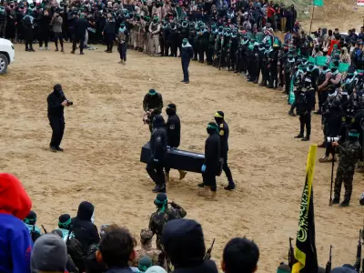 Los cuerpos de los rehenes en camino para su identificaci�n. "Est�n siendo escoltados por las fuerzas de la Tzahal", anuncia el Ej�rcito.