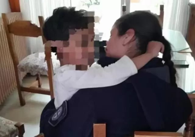 Escena captada cuando el nene se encontraba con su padre alojado en un hotel. (Captura de pantalla)