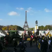Agricultores franceses a los pies de la Torre Eiffel: "UE-Mercosur no es esti�rcol, pero apesta igual"