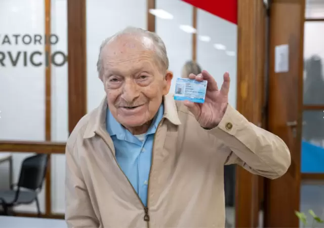 Mois�s Roitman vecino de Ciudad, a sus 100 a�os renov� su licencia de conducir.