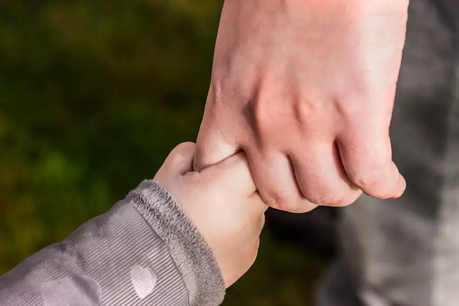 Padres e hijos tirando juntos