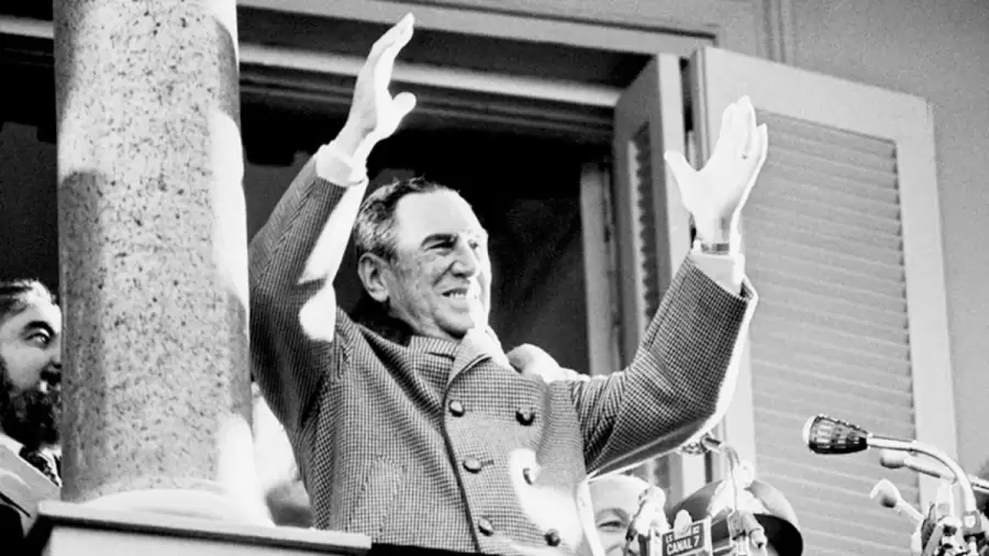 El saludo de Per�n a la multitud reunida en la Plaza de Mayo. (Foto: web)