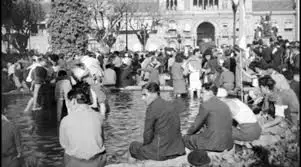 La ic�nica imagen de la gente refresc�ndose en la Plaza de Mayo. (Web)
