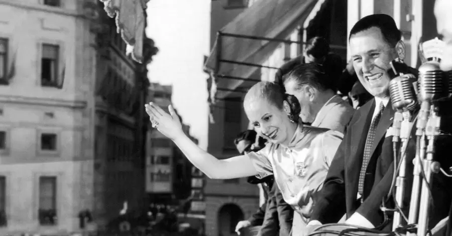 Per�n y Evita saludan a la gente en uno de los tantos actos recordando el 17 de octubre. (Foto: web)