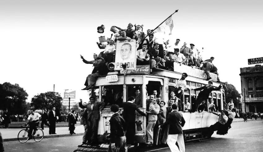 Obreros ocupan un tranv�a para dirigirse a la Plaza de Mayo. (Imagen: archivo web)