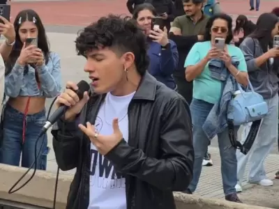 Nicol�s Behringer cant� frente al Teatro Col�n.