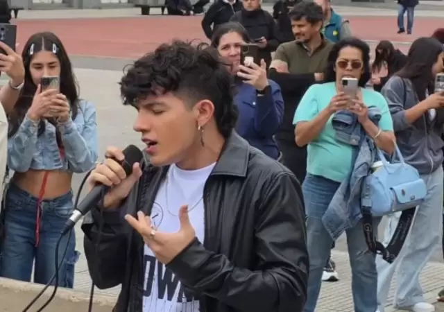 Nicol�s Behringer cant� frente al Teatro Col�n.