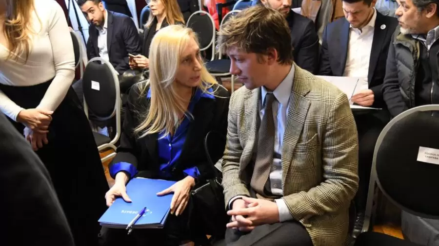 Karina debilitada y Santiago Caputo en alza