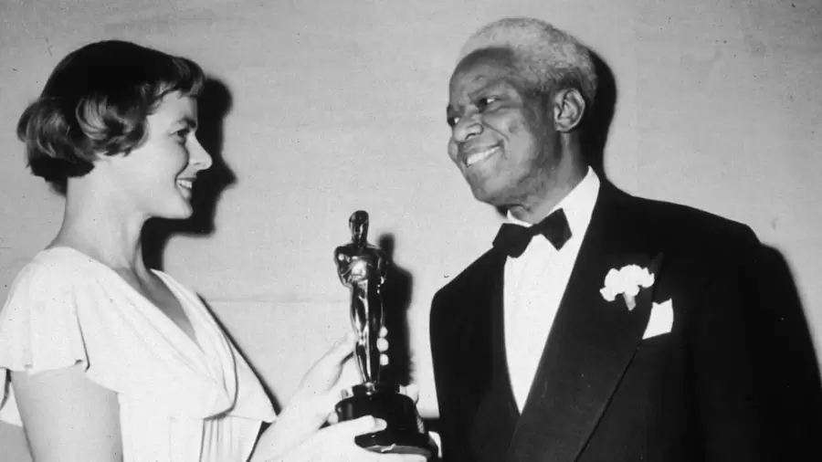 James Baskett recibiendo un Oscar honor�fico. El t�o Remus debi� raparse la cabeza para interpretar al protatonista de "Canci�n del Sur".