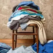 Dejar la ropa tirada no es sólo pereza: lo que la psicología revela