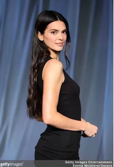 El poder del minimalismo arquitectónico, Kendall Jenner lo demostró con un vestido negro de The Row, la firma de las gemelas Olsen