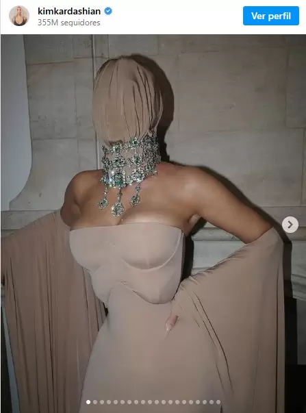 El drama como declaración de intenciones, Kim Kardashian, fiel a su estilo, transformó la moda en performance con un diseño de Maison Margiela
