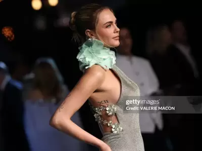 Cara Delevingne brill� &mdash;literalmente&mdash; con un vestido de Tamara Ralph Haute Couture