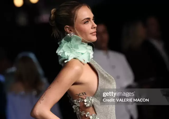 Cara Delevingne brill� &mdash;literalmente&mdash; con un vestido de Tamara Ralph Haute Couture