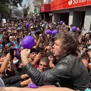 Milei mide su fuerza en Córdoba: cierre de campaña con una caminata masiva y sin escenario