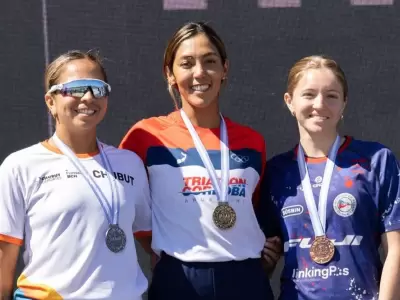 Moira (izquierda) y Emilia (a la derecha) en un reciente torneo en Santa Fe.